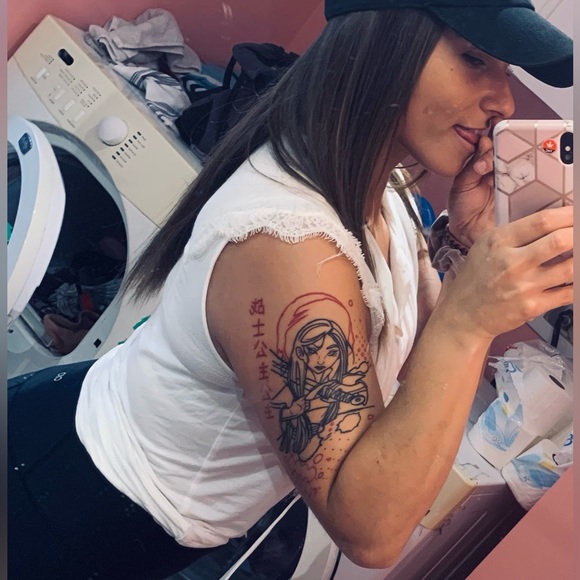 Hi! I’m Claudia 🩶 - Picture 4 of 4